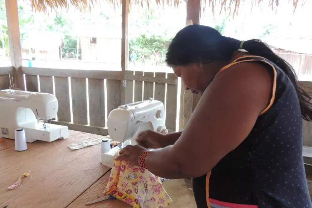An artisan sews a piece on the machine