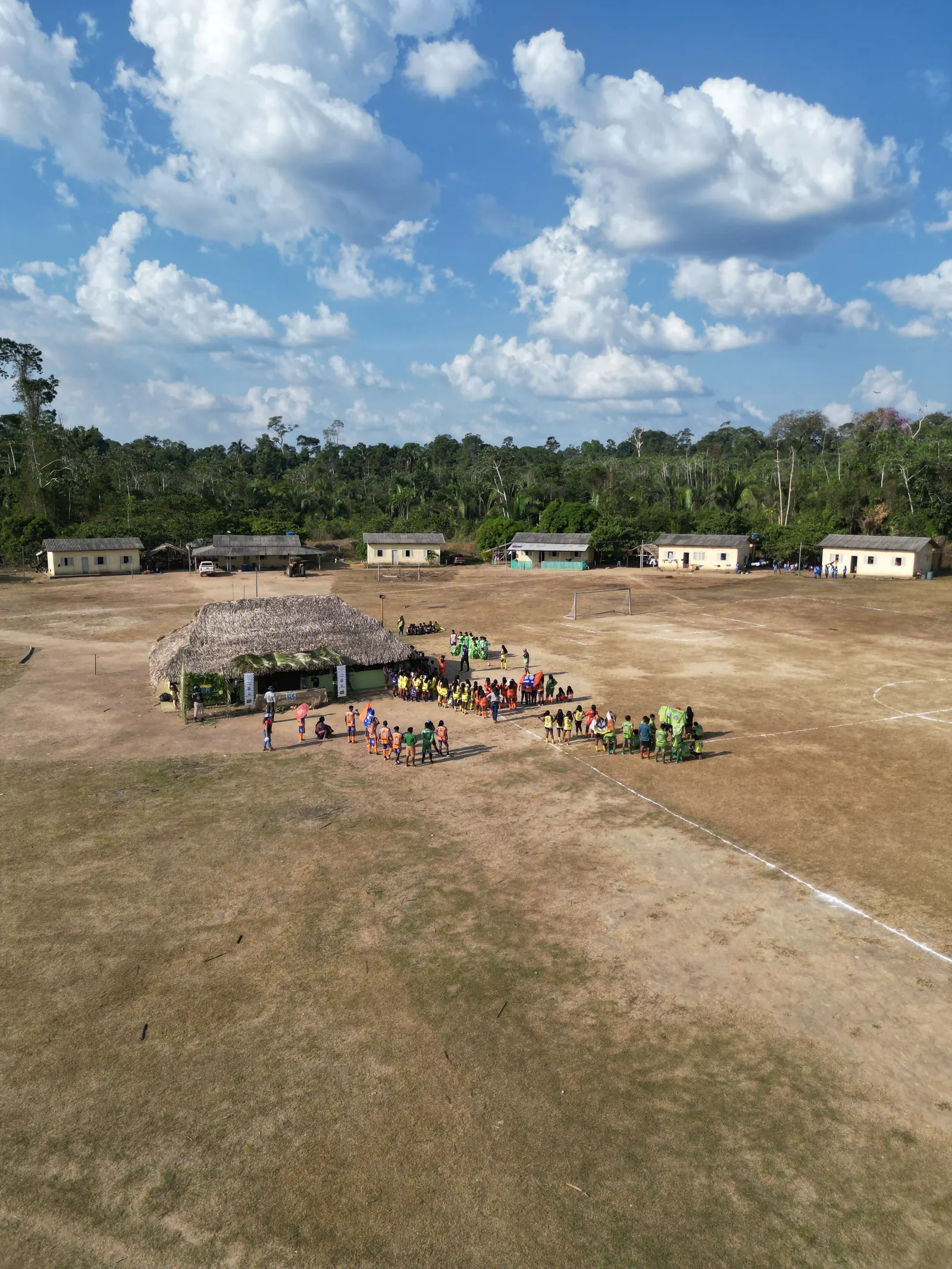 Xikrin community gathered in front of the Ngàb