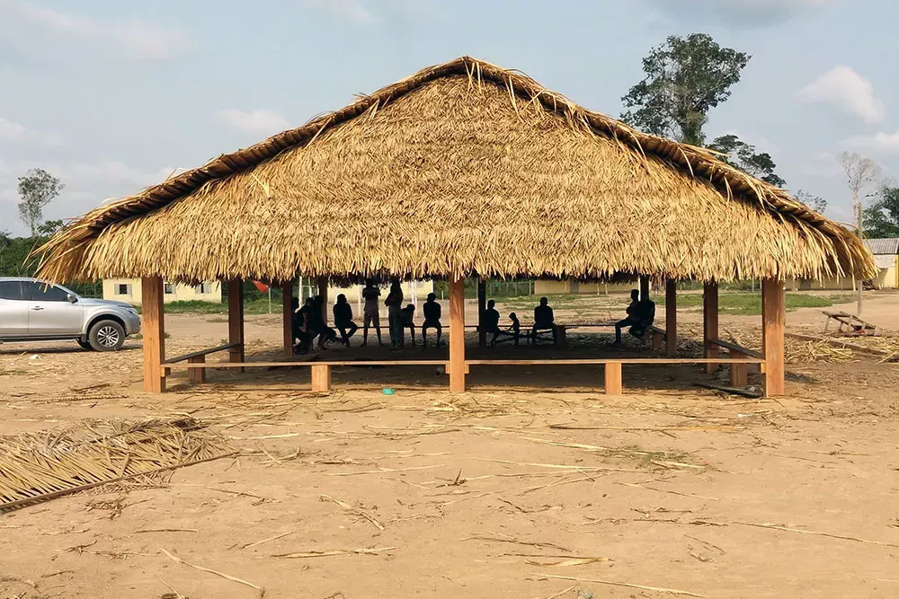 A Ngàb recém-construída: grande casa aberta coberta de palha de babaçu