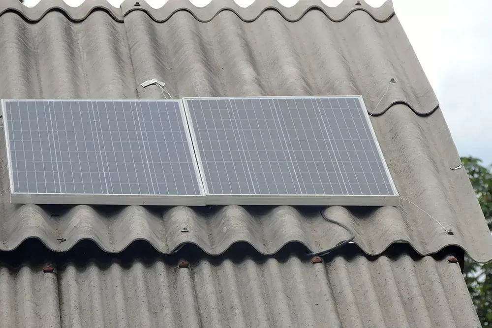 Placa solar instalada no telhado para alimentar a internet da aldeia
