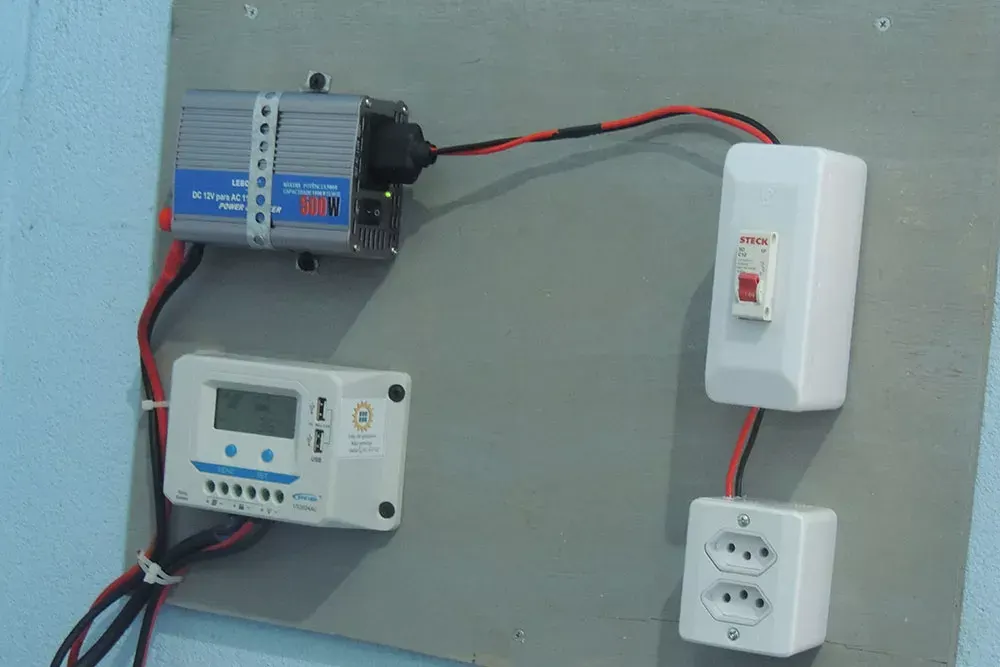 Controlador de carga e tomadas instalados na parede