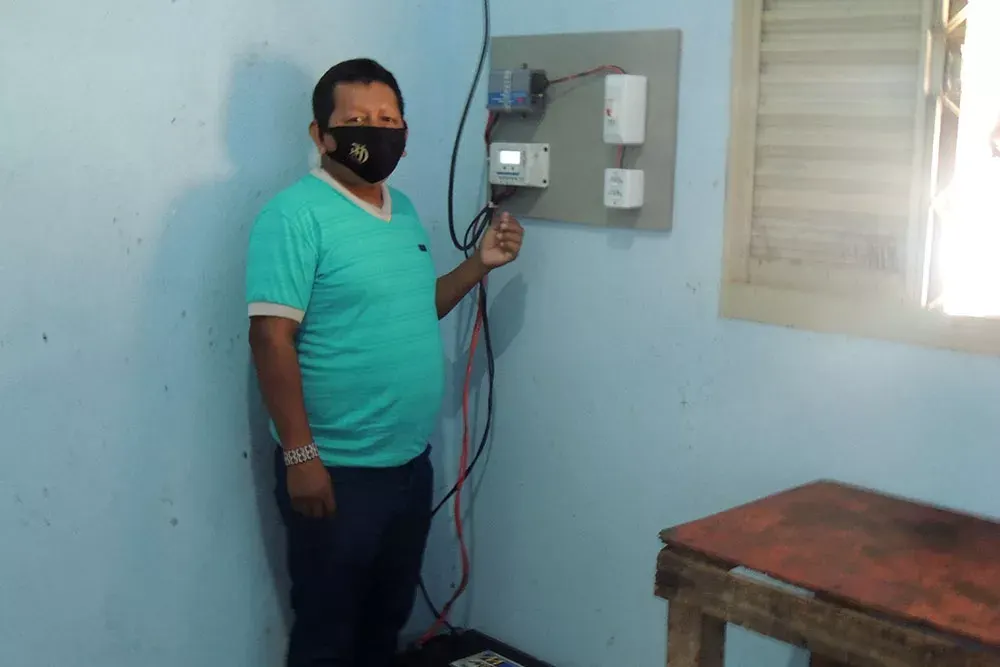 Técnico instala o equipamento de energia na parede